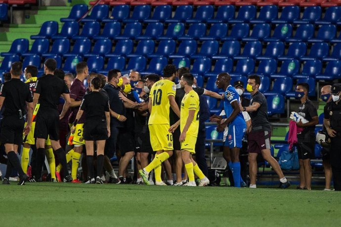 Tangana final entre los jugadores del Getafe y el Villarreal tras el final del partido