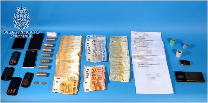 Drogas, dinero y otros objetos intervenidos por la Policía Nacional