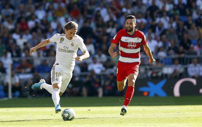 Luka Modric perseguido por Antonio Puertas en el Real Madrid-Granada de la primera vuelta de LaLiga Santander 19-20