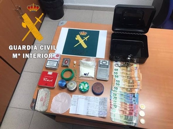 Material intervenido por la Guardia Civil en un registro domiciliario por tráfico de drogas.