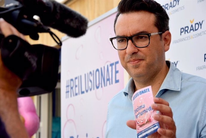 Miguel Ángel Zapata, director de Visión de Loterías Perolo, presenta el 'Décimo Perfumado'