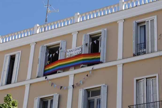 Bandera LGTB en el barrio de Chueca junto a un cartel que dice 'Sanidad Pública', el día en el que tiene lugar la manifestación del Orgullo Estatal LGTBI de 2020 en formato exclusivamente online. En Madrid (España) a 4 de julio de 2020.