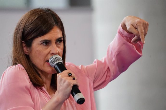 La candidata a lehendakari de Elkarrekin Podemos, Miren Gorrotxategi, durante su intervención en un acto de campaña del partido en el Palacio Euskalduna de Bilbao