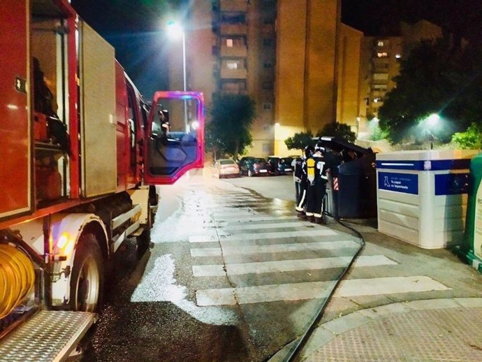 Bomberos realizan intervenciones por incendio de contenedores en varias calles de la capital
