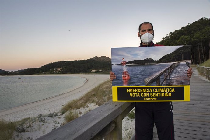 12J.- Una campaña de Greenpeace hace desaparecer las Cíes para simular la subida