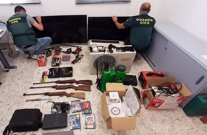 Agentes de la Guardia Civil, con los objetos intervenidos en la operación