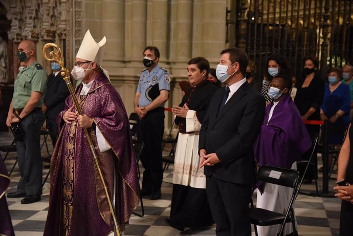 El presidente de C-LM, Emiliano García-Page, en la misa funeral por las víctimas de COVID-19 celebrada en la catedral de Toledo.
