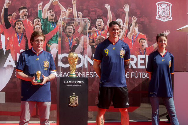 El alcalde de Madrid, José Luis Martínez-Almeida, junto al exfutbolista Fernando Torres (c) y la delegada de Cultura, Turismo y Deporte, Andrea Levy, en el acto en conmemoración del X aniversario de la victoria de España en el Mundial de Fútbol, en el que