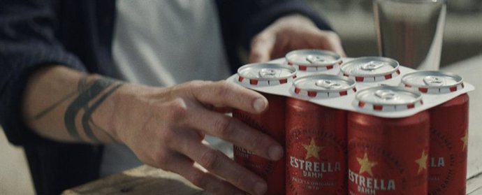 Estrella Damm comienza a sustituir las anillas de plástico de sus latas por otra