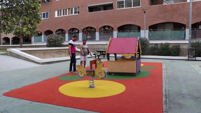 Los concejales del partido liberal, Raquel Borruecos e Iván Vera, de La Puebla de Alfindén, en un parque infantil