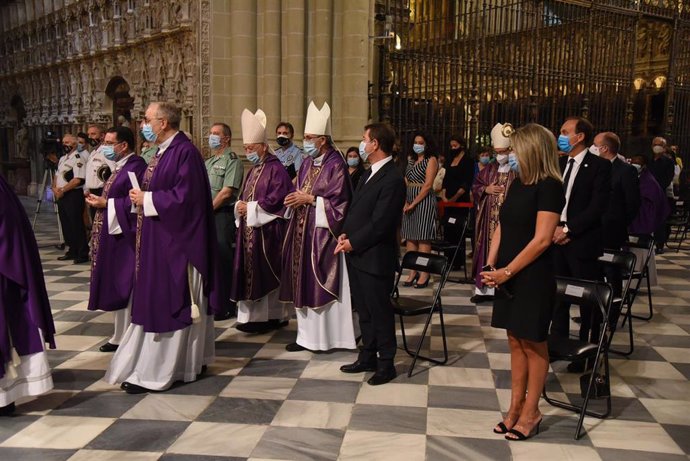 El arzobispo de Toledo, Francisco Cerro Chaves, celebra la misa funeral por las víctimas del coronavirus en la región.