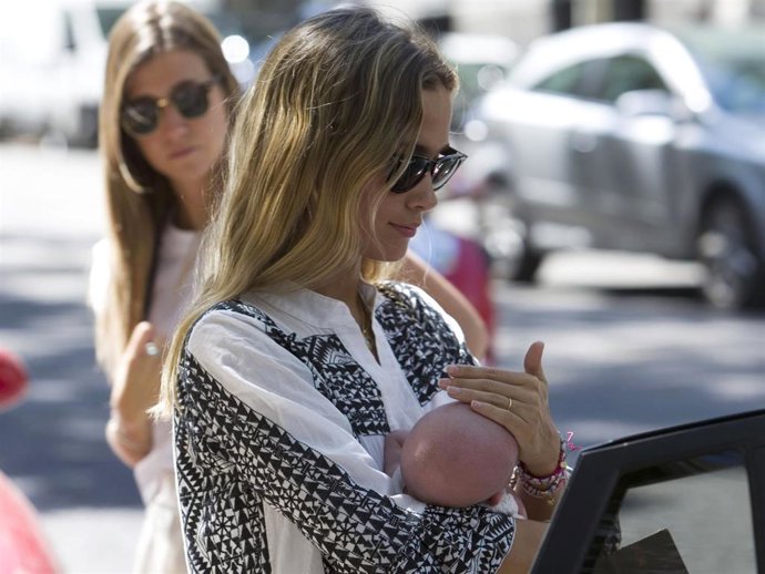 María Pombo coge en brazos al bebé de una de sus amigas