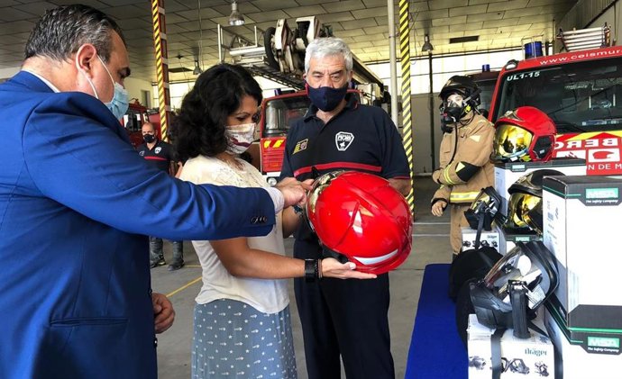 Entrega de material al CEIS