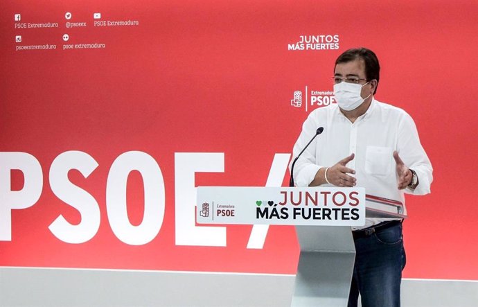 Guillermo Fernández Vara, con mascarilla, en una rueda de prensa en la sede del partido.