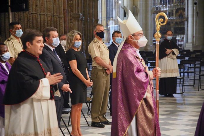 La alcaldesa, Milagros Tolón, en la misa funeral homenaje a las víctimas del COVID-19 en la Catedral de Toledo.