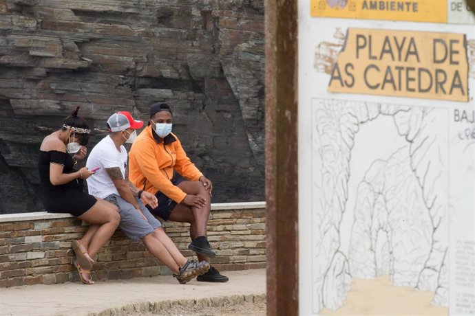 Ciudadanos en la playa de Las Catedrales, en la comarca gallega de A Mariña (Lugo), que estará cerrada durante cinco días tras declararse un brote de coronavirus que afecta a más de un centenar de personas, a 5 de julio de 2020.