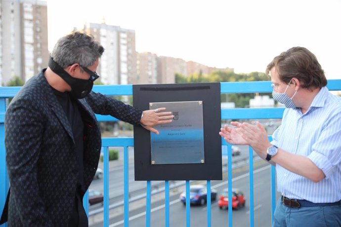 Imagen de archivo del cantante Alejandro Sanz junto al alcalde de Madrid, José Luis Martínez-Almeida, tras descubrir la placa homenaje al artista en el puente de la M-30 que conecta Moratalaz con el barrio de La Estrella'.