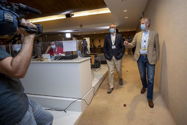 El vicepresidente de la Xunta, Alfonso Rueda, visita el centro de prensa para las elecciones del 12 de julio de 2020 con el director xeral de Emerxencias e Interior, Santiago Villanueva