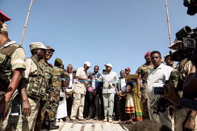 Abiy Ahmed e Isaias Afewerki inauguran paso fronterizo entre Etiopía y Eritrea