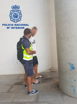 Nota De Prensa:"La Policía Nacional Ha Detenido A Una Persona Buscada Por Las Autoridades Alemanas Por Introducir Más De 30 Kilos De Marihuana En Aquel País"
