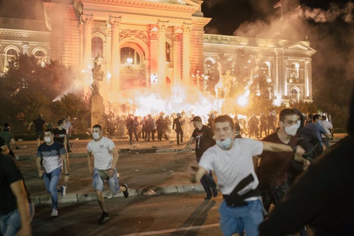 Protestas nocturnas en Belgrado