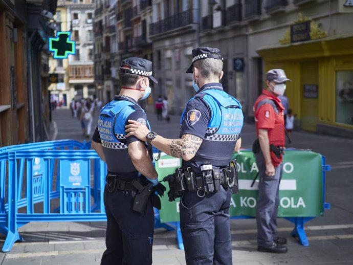 Agentes de la Policía Municipal controlan la afluencia de gente en la Plaza del Consistorio en el momento en el que de celebrarse los Sanfermines 2020 hubiera tenido lugar el famoso chupinazo, en Pamplona, Navarra (España), a 5 de julio de 2020. Pamplon