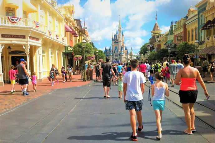 Coronavirus.- Disney World reabre sus puertas en medio del récord diario de muer