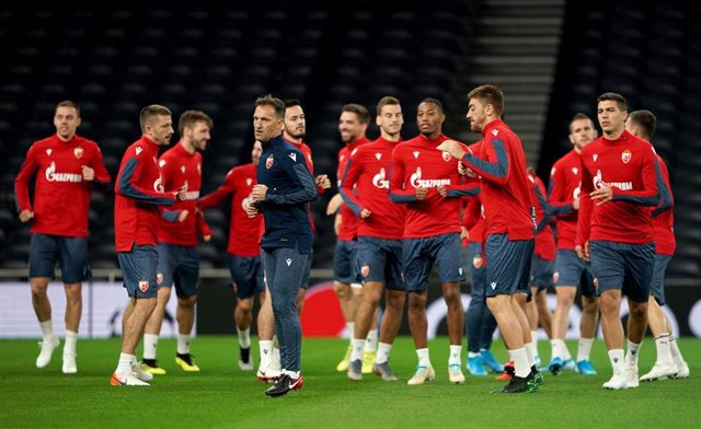 Jugadores del Estrella Roja durante un entrenamiento en Londres