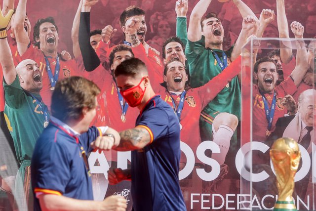 El alcalde de Madrid, José Luis Martínez-Almeida, saluda con el codo al exfutbolista Fernando Torres, en el acto en conmemoración del X aniversario de la victoria de España en el Mundial de Fútbol, en el que se ha exhibido la Copa del Mundo conquistada po