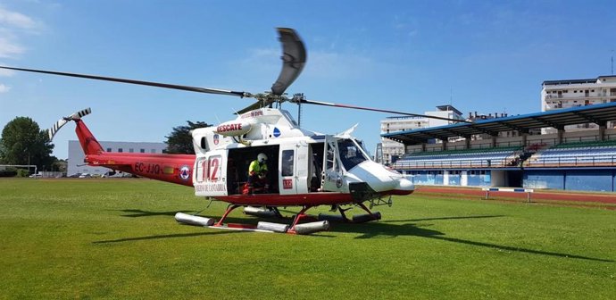 El helicóptero del Gobierno de Cantabria tras rescatar a dos senderistas enriscados en un pico de Liendo