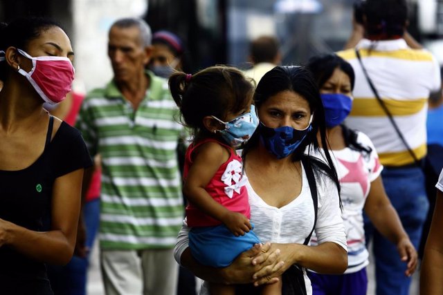 Personas con mascarilla en Valencia, Venezuela