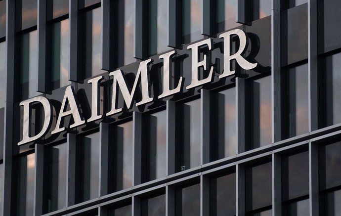 Imagen del logo del grupo automovilístico alemán Daimler. 