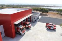 Dos personas y casi 50 chabolas afectadas por un incendio esta madrugada en Lucena del Puerto (Huelva)