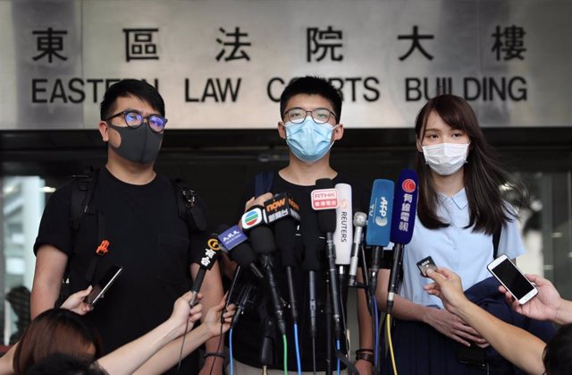 Los líderes opositores hongkoneses Ivan Lam, Joshua Wong y Agnes Chow