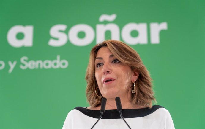 La secretaria general del PSOE de Andalucía, Susana Díaz, con los grupos parlamentarios socialistas andaluces del Congreso y del Senado.