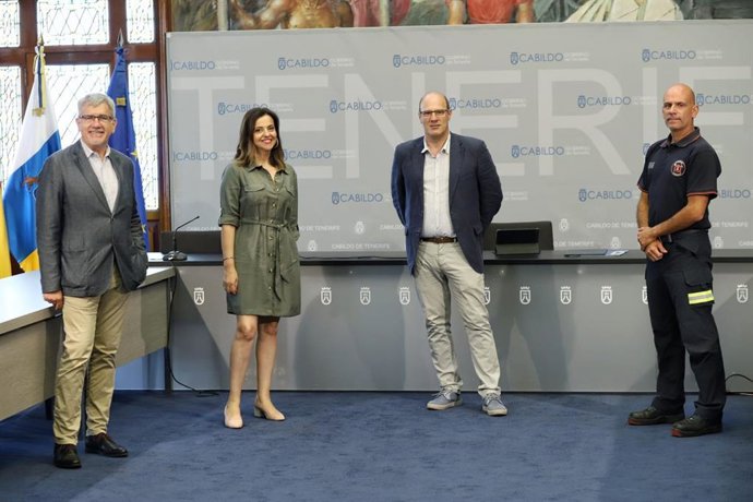 Florencio López, nuevo oficial jefe de Bomberos de Tenerife, visita el Cabildo de Tenerife