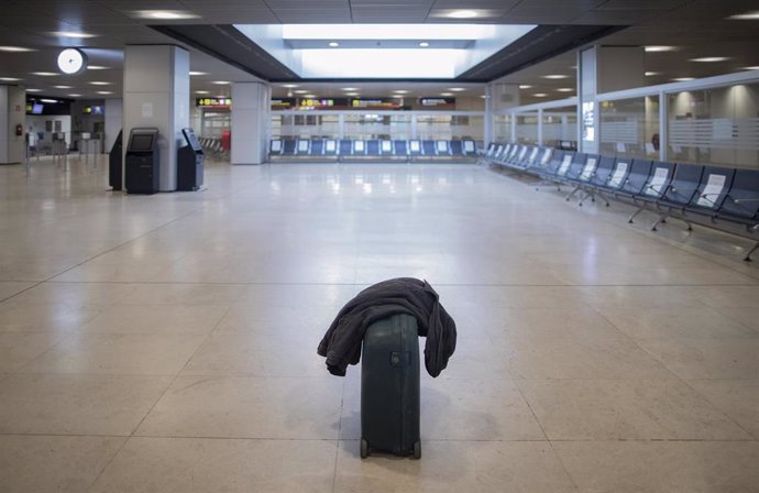 Una maleta en el suelo en la Terminal T1 del Aeropuerto Adolfo Suárez Madrid-Barajas el día de su apertura y de las fronteras de España, en Madrid 