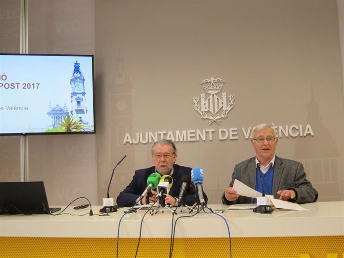 El concejal de Hacienda en el Ayuntamiento de Valncia, Ramón Vilar, y el alcalde de Valncia, Joan Ribó, en la rueda de prensa.                