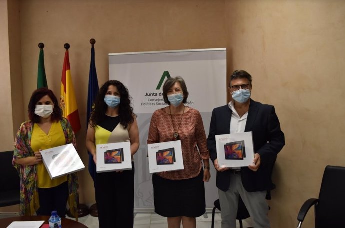 La consejera de Igualdad, Rocío Ruiz, presenta las tablets destinadas a centros de protección de menores