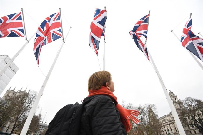 Banderas británicas en la plaza del Parlamento de Londres