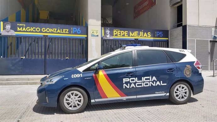 Coche de la Policía Nacional cerca del estadio del Cádiz