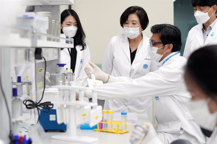 La primera dama de Corea del Sur, Kim Jung Sook, visita un laboratorio de investigación de coronavirus