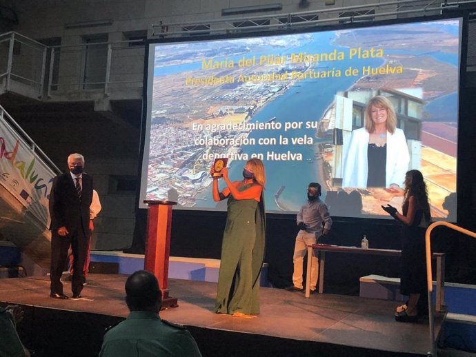 La presidenta del Puerto de Huelva, Pilar Miranda, recoge el galardón otorgado por la Federación Andaluza de Vela