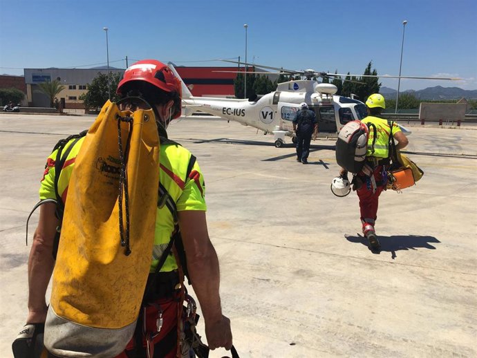 Efectivos de Emergencias se dirigen a un helicóptero de la Generalitat