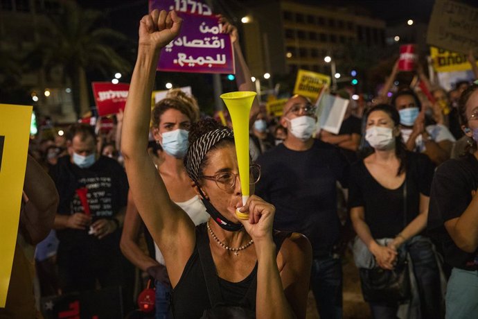 AMPL. Israel.- Miles de personas protestan en Tel Aviv contra la respuesta econó
