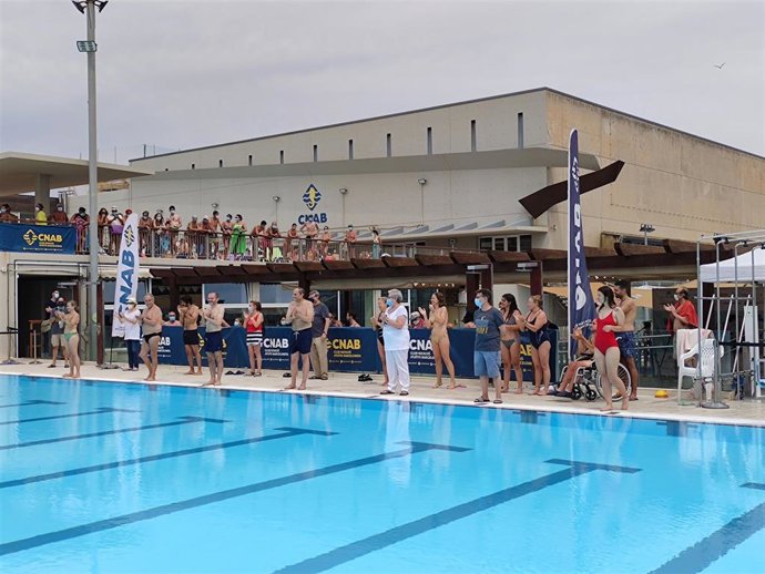 El president del Govern, Quim Torra, acompañado de otras personalidades celebrando el 'Mulla't per l'esclerosi múltiple'.