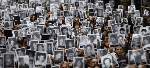 Manifestantes reclamando justicia para las víctimas del ataque de la AMIA de 1994