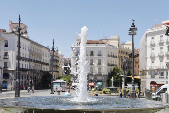 Una de las fuentes gemelas en la Puerta del Sol, en Madrid