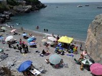 Almuñécar (Granada) restringe el acceso a las playas de Calabajío, zona oeste de San Cristóbal y parte de La Herradura