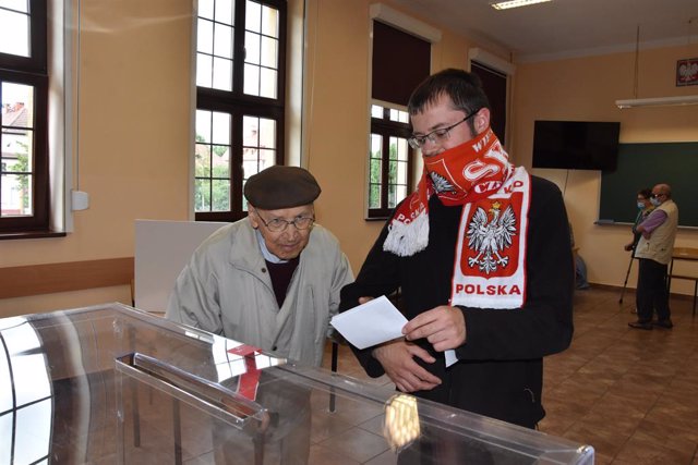 Polonia.- La participación en la segunda vuelta de las presidenciales polacas su